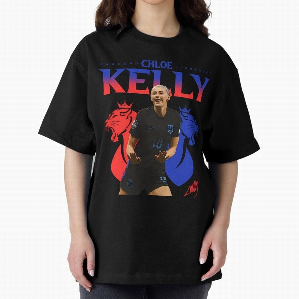 Chloe Kelly Oversized T-Shirt Bring FIFA World Cup 2026 Capturing Messi, CR7 and Mbappe, England Energy, Vintage Soccer Flavor, Modern Football Stars, National Flags and Final Night Emotion; Great for Supporters Who Love Legendary Players, National