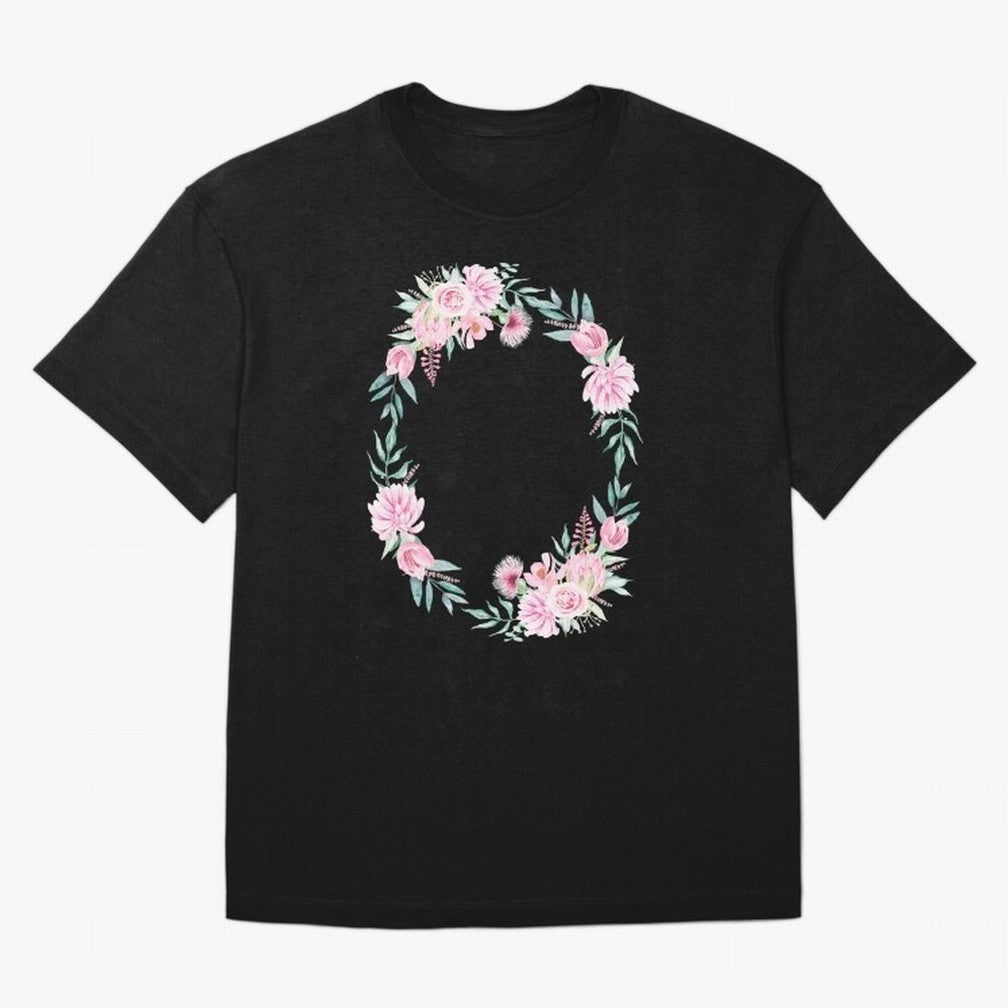 Proverbios 31:25 ¨C Est¨¢ vestida de fuerza y dignidad | Vers¨ªculo B¨ªblico Floral | Mujer de Fe Oversized T-Shirt Fuel FIFA World Cup 2026 Group Stage for Fans of CR7 and Argentina and Brazil, Bringing Worldwide Fan Energy, Dramatic Goals,
